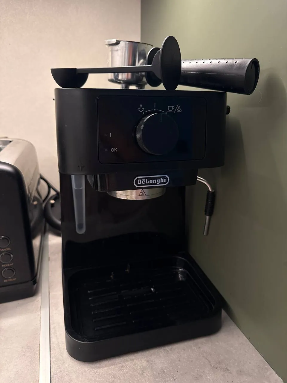 Рожковая кофемашина DeLonghi EC230 с капучинатором 1