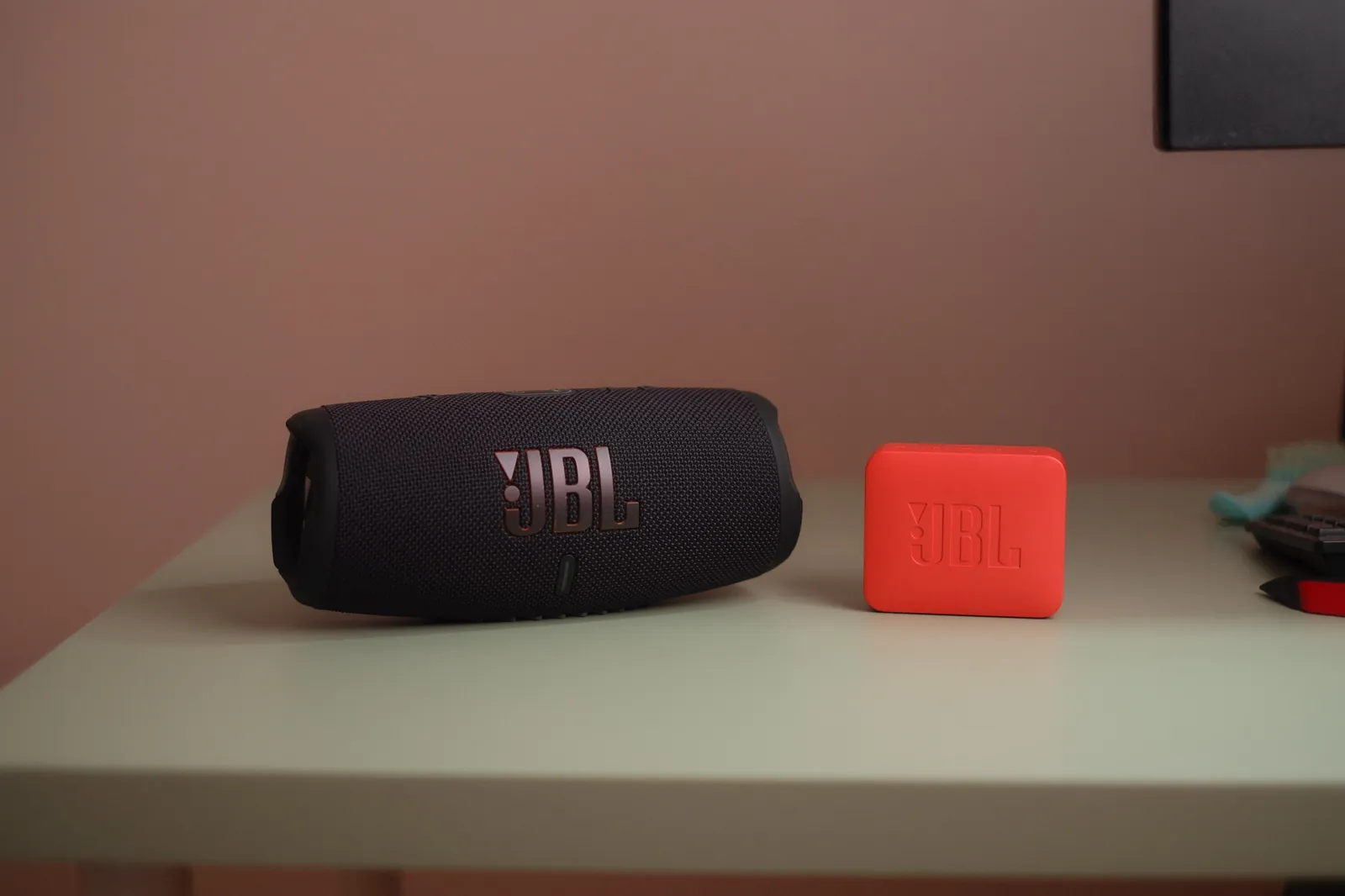 Две Bluetooth колонки JBL Charge 5 и GBL Go 2 1