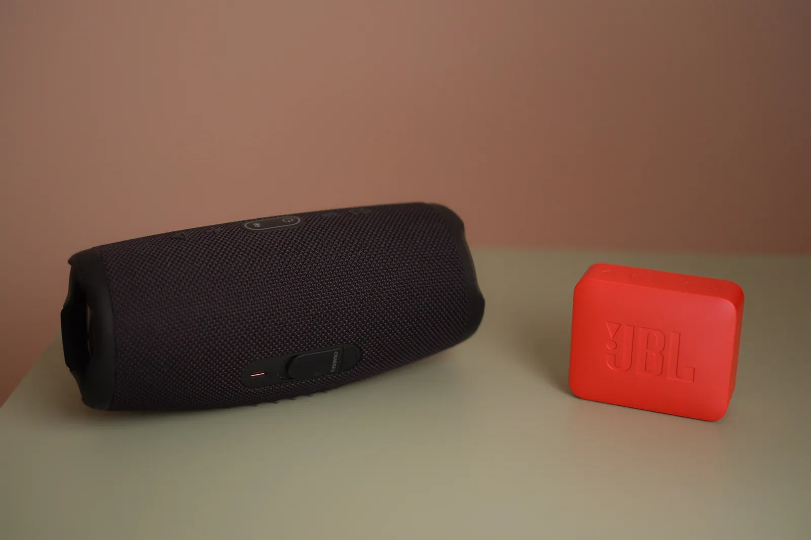 Две Bluetooth колонки JBL Charge 5 и GBL Go 2 2