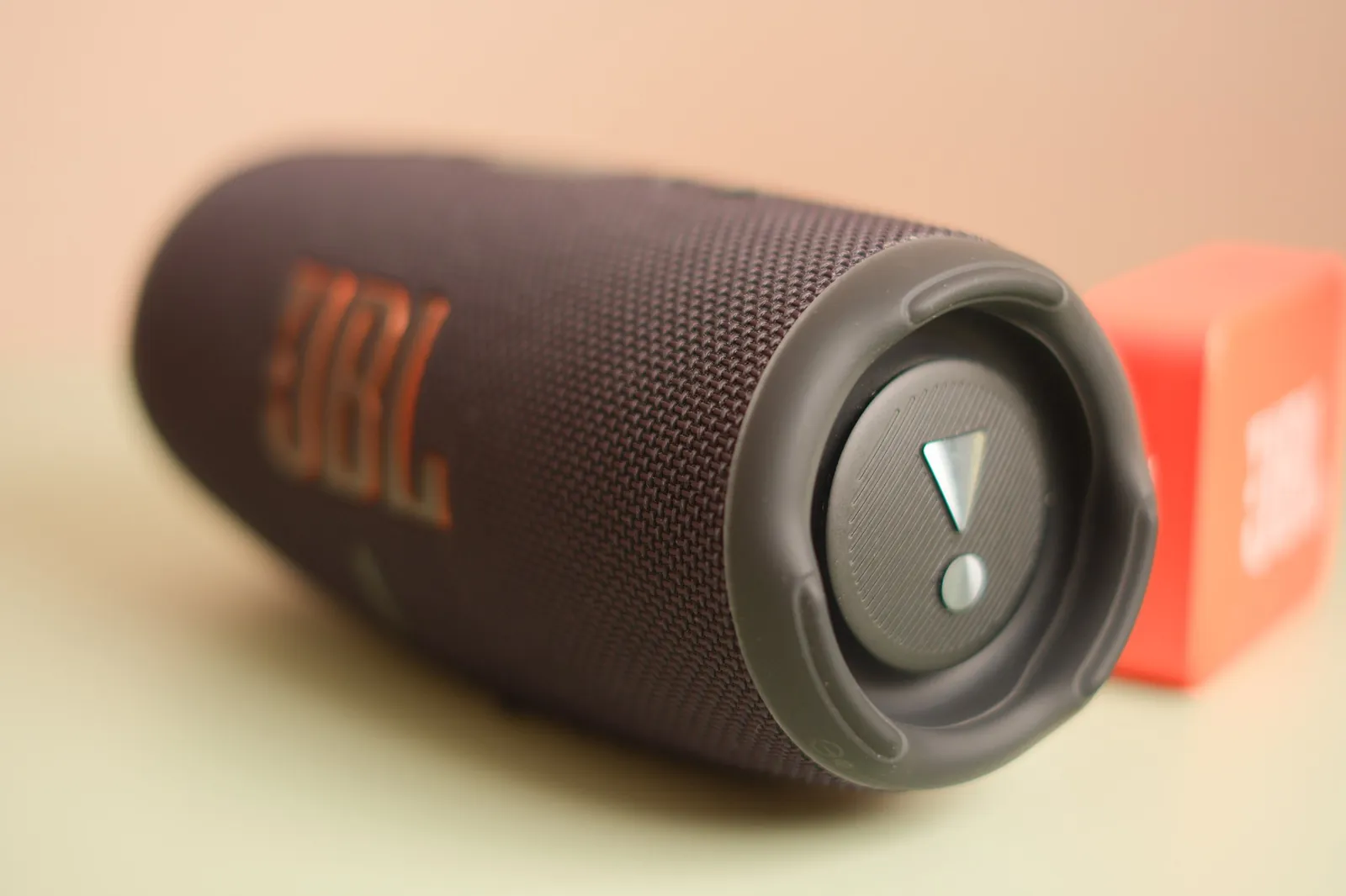 Две Bluetooth колонки JBL Charge 5 и GBL Go 2 5
