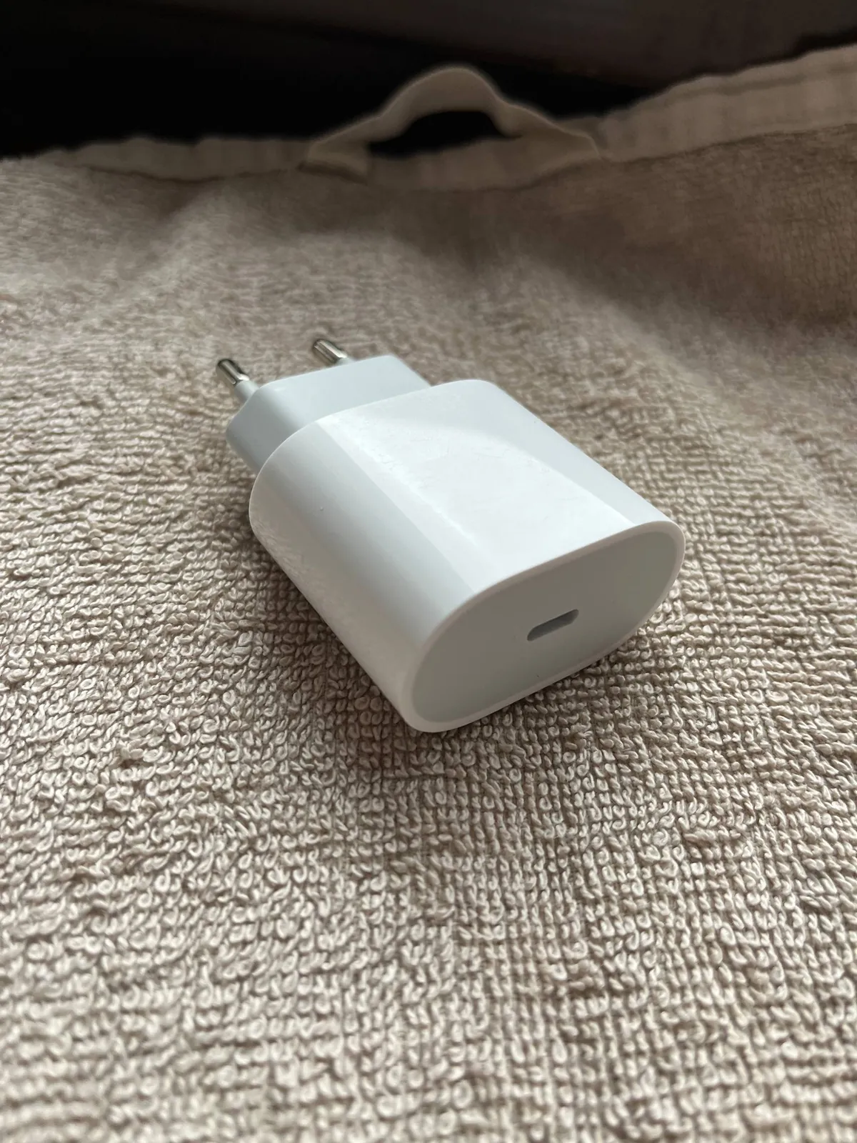 Зарядное устройство Apple 20W USB-C 1