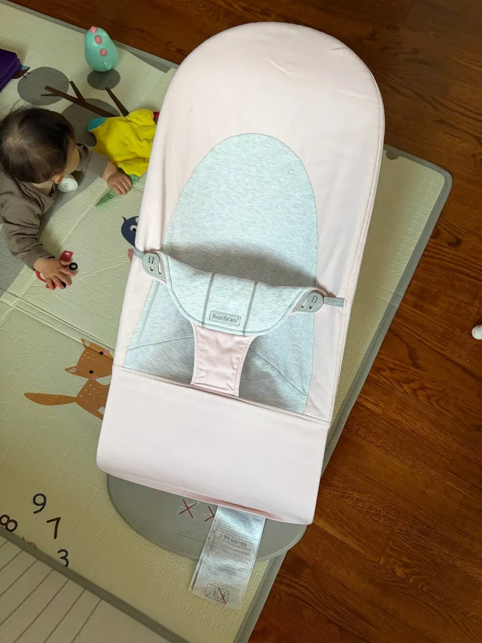 Детский шезлонг BabyBjorn серо-розовый 1