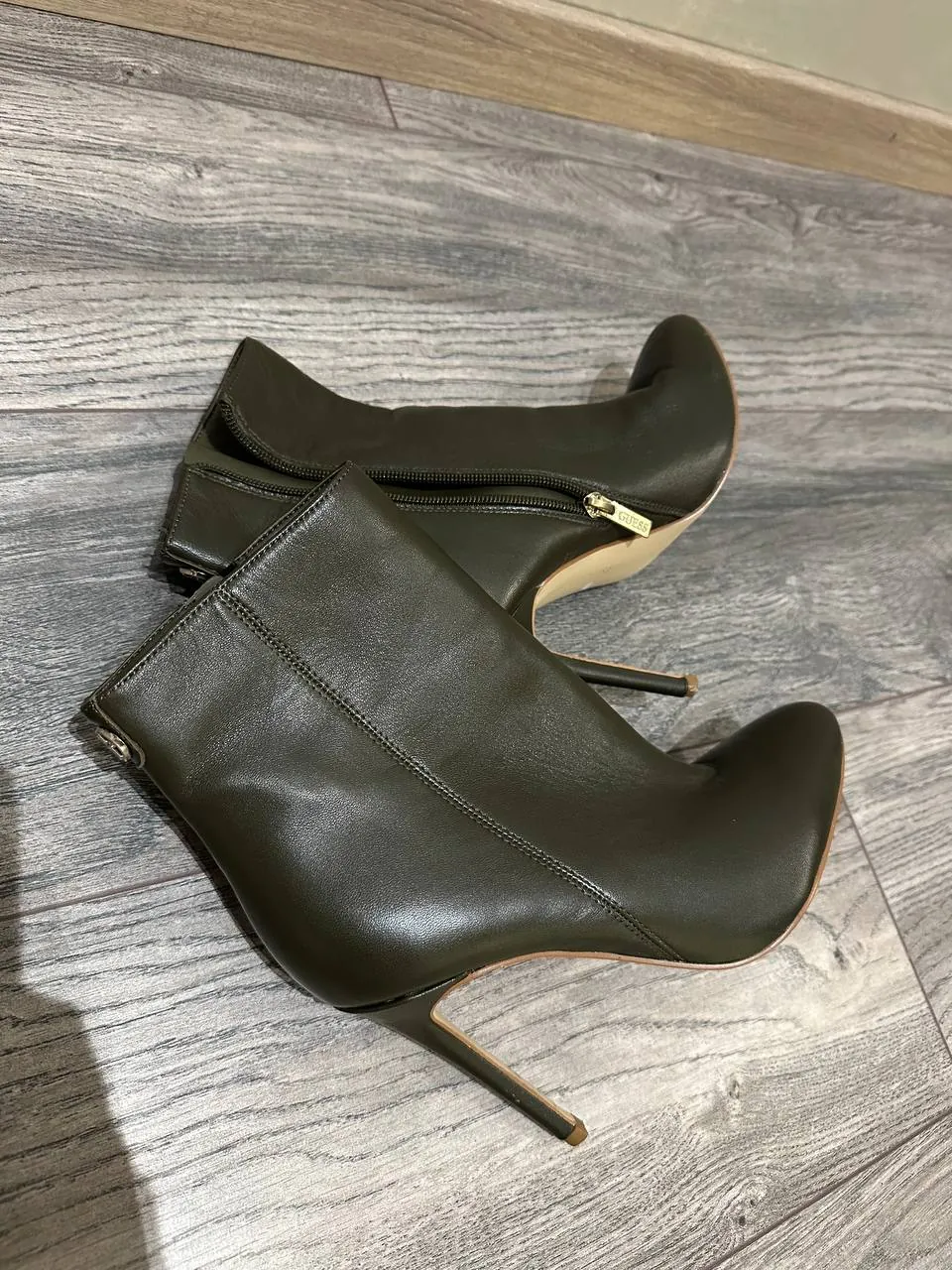 Полусапожки Guess кожаные оливковые 37 1
