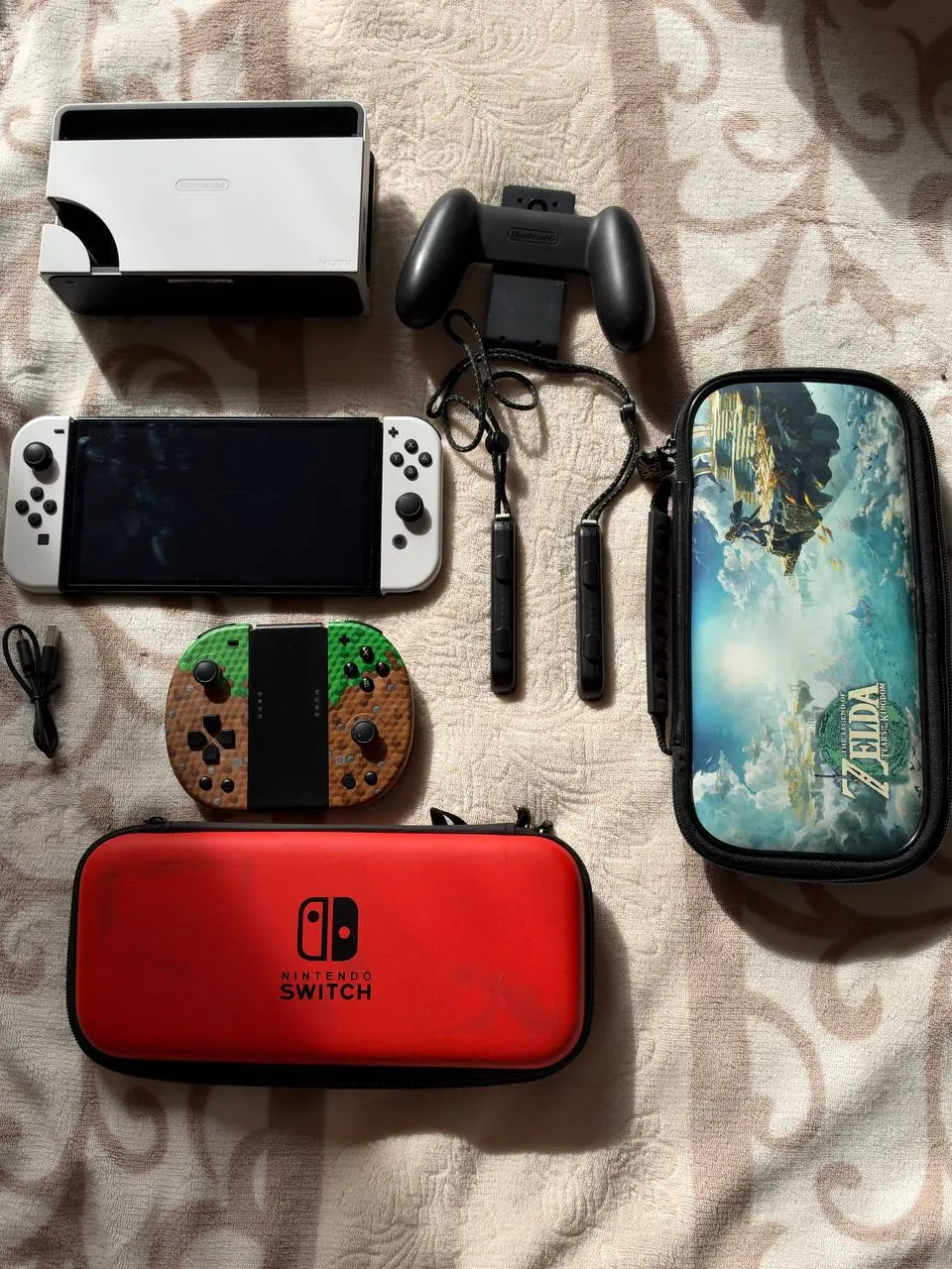Nintendo Switch OLED с доп. контроллерами и чехлами 2