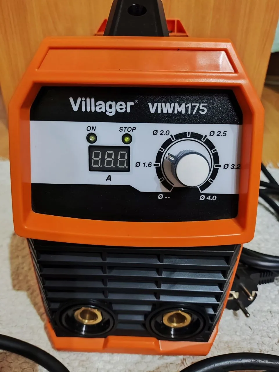 Сварочный аппарат Villager VIWM 175 с электродами 3