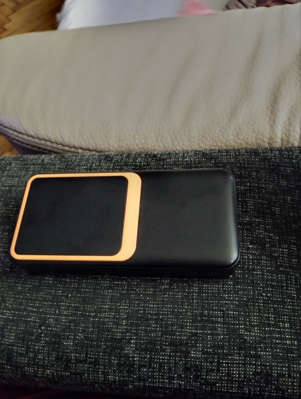 Кабель Apple Watch и два повербанка 2