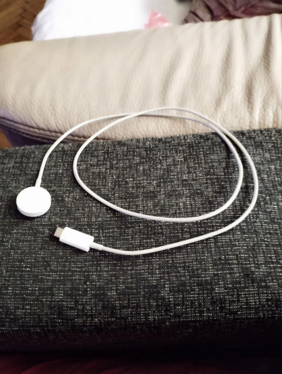 Кабель Apple Watch и два повербанка 1