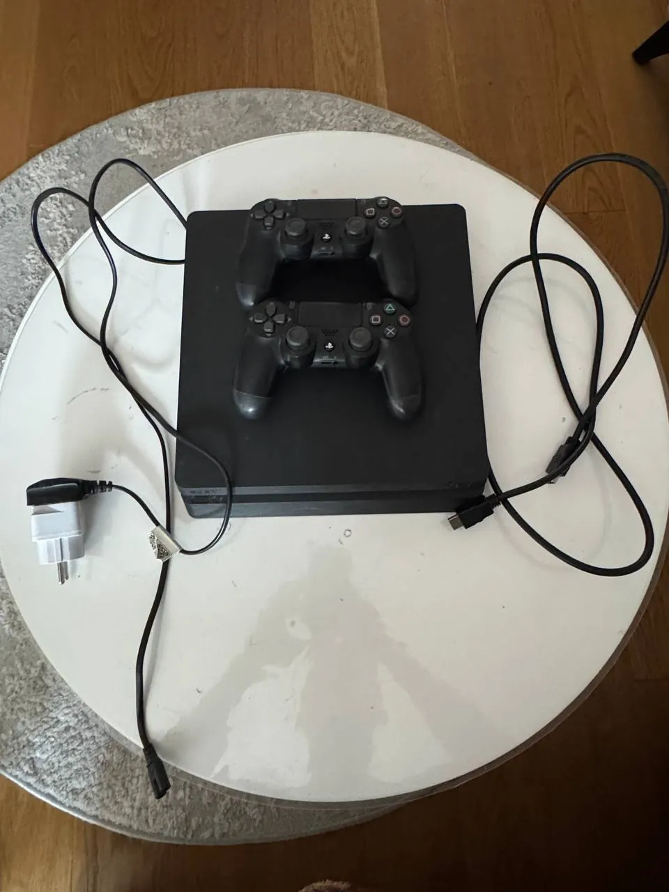 PlayStation 4 с двумя джойстиками и играми 1