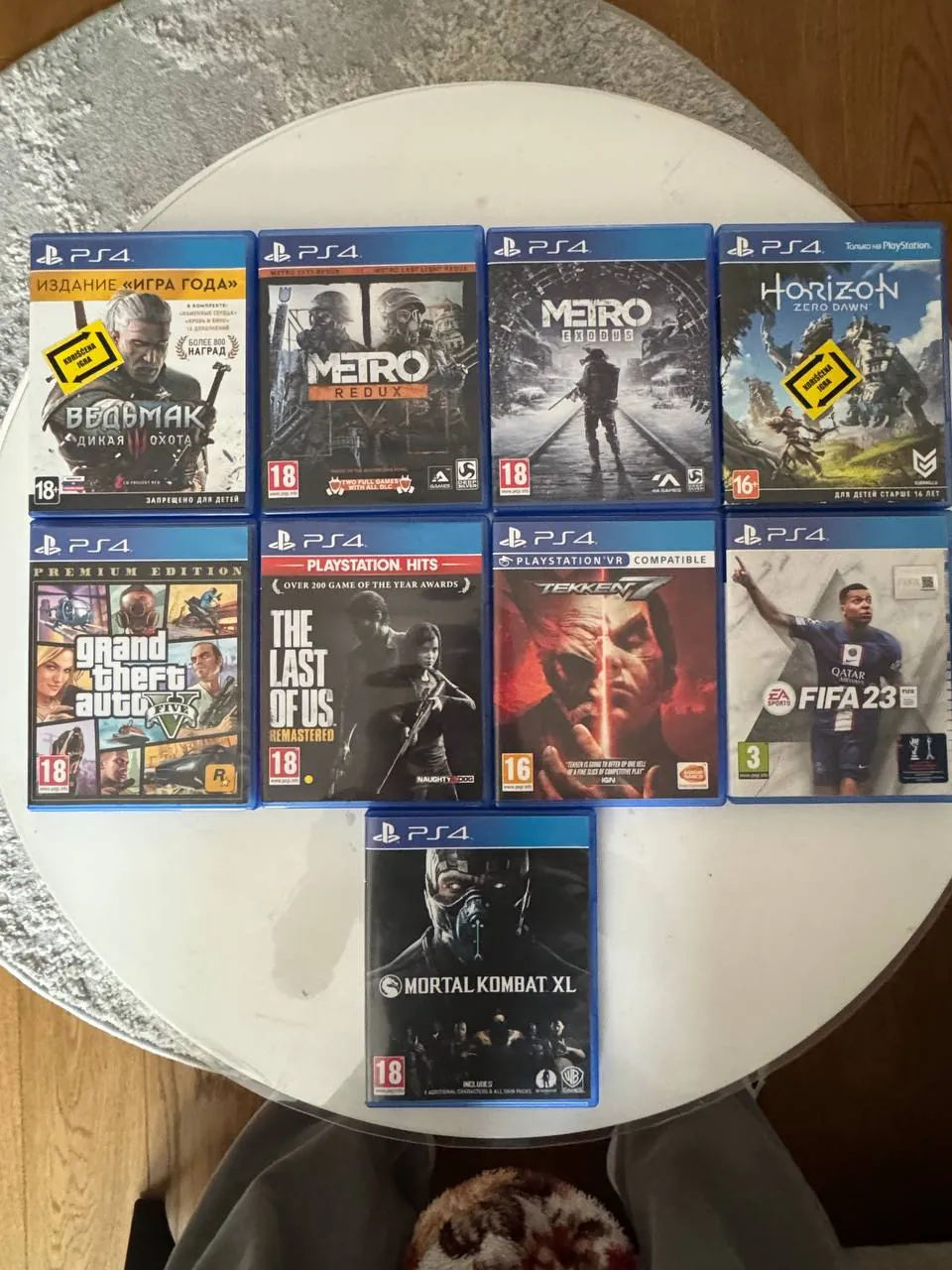 PlayStation 4 с двумя джойстиками и играми 2