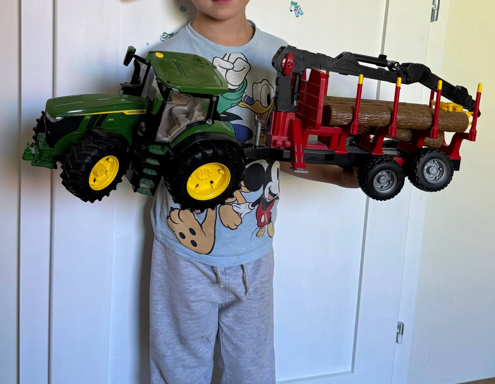 Тракторы Bruder John Deere с прицепом-лесовозом 2