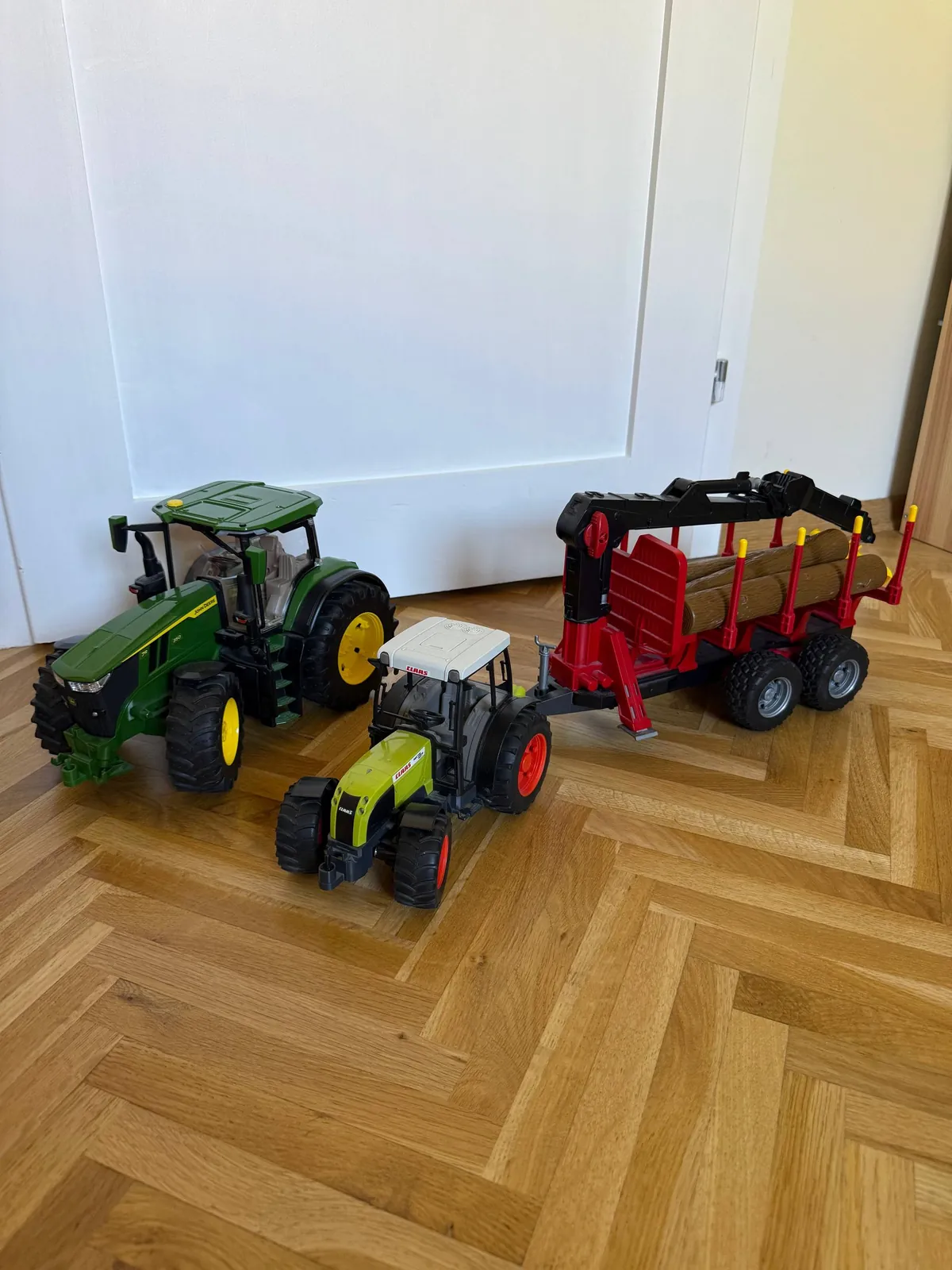 Тракторы Bruder John Deere с прицепом-лесовозом 1