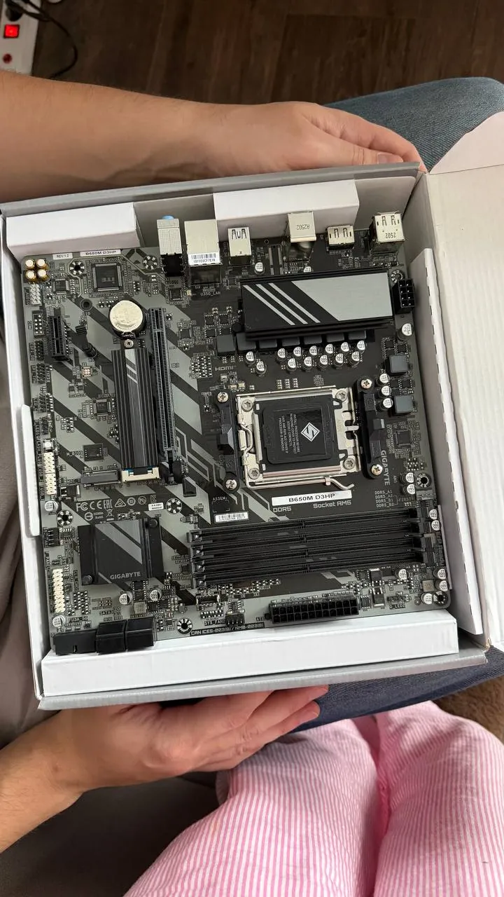 Кулер Thermaltake UX200 SE White и плата Gigabyte B650M D3HP AM5 4
