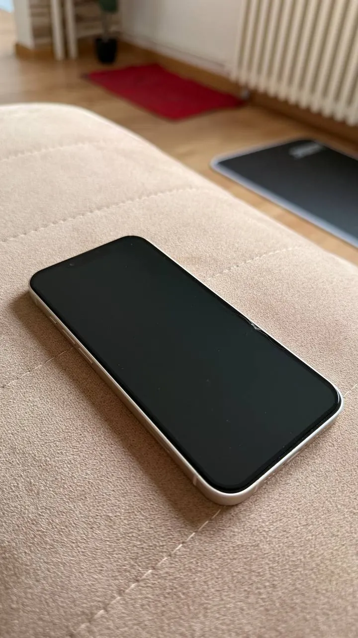 IPhone 13 256 ГБ с трещиной на стекле 2