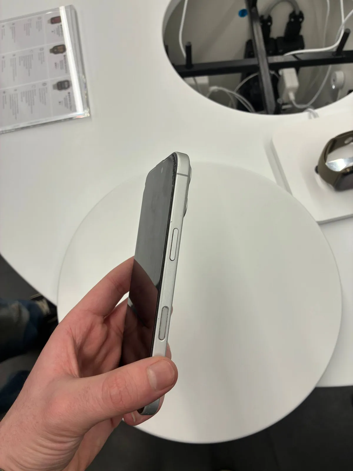 IPhone 17 белый Белград 4