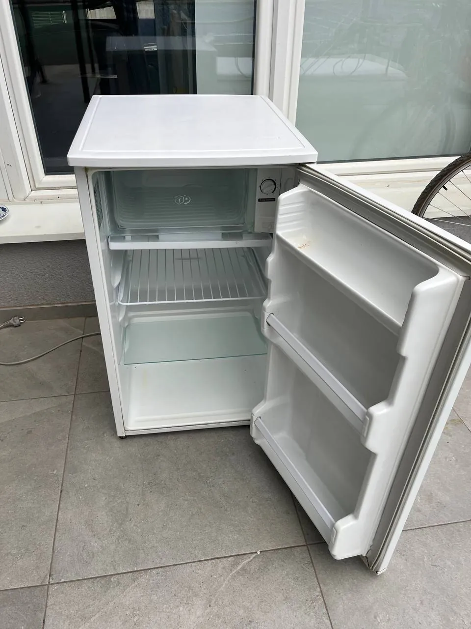 Стул IKEA Markus, холодильник LG и чайник Вождовац 4