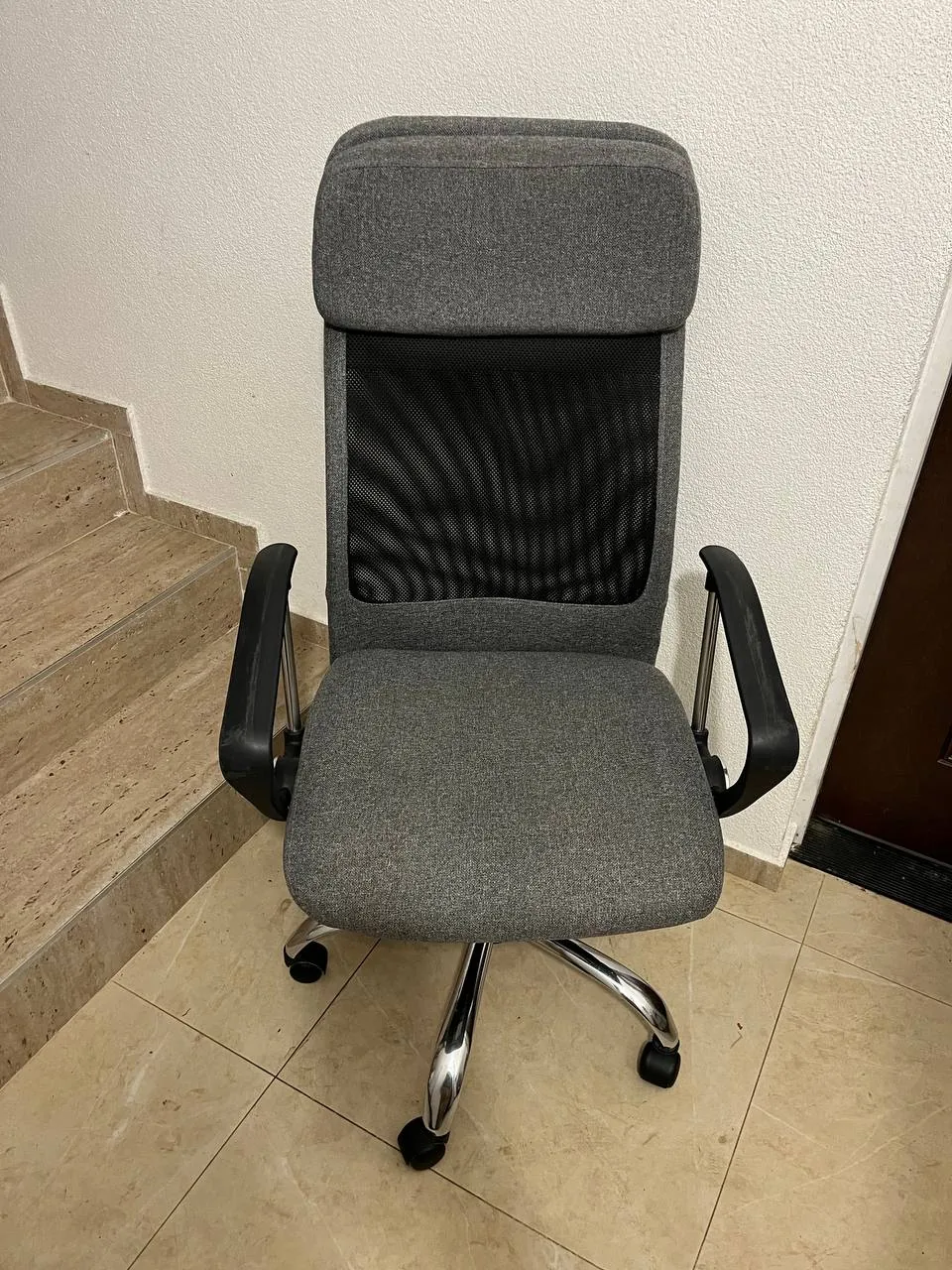 Стул IKEA Markus, холодильник LG и чайник Вождовац 2