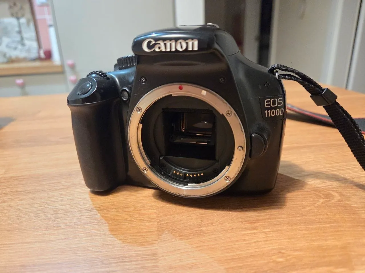 Зеркальный Canon EOS 1100D с двумя объективами 1