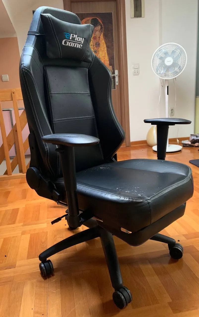Компьютерное кресло из кожзама 1