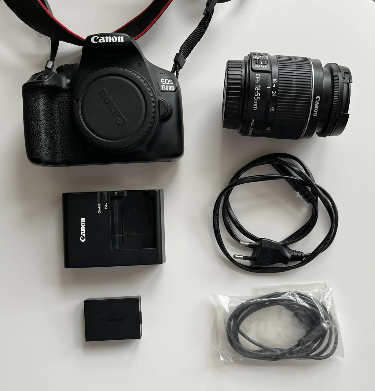Зеркальный фотоаппарат Canon EOS 1300D с объективом 1