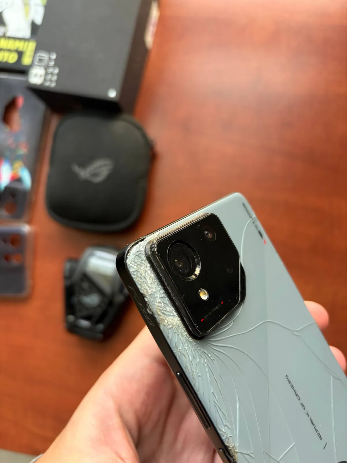 ASUS ROG Phone 8, iPhone 11 и планшет Lenovo Legion 3