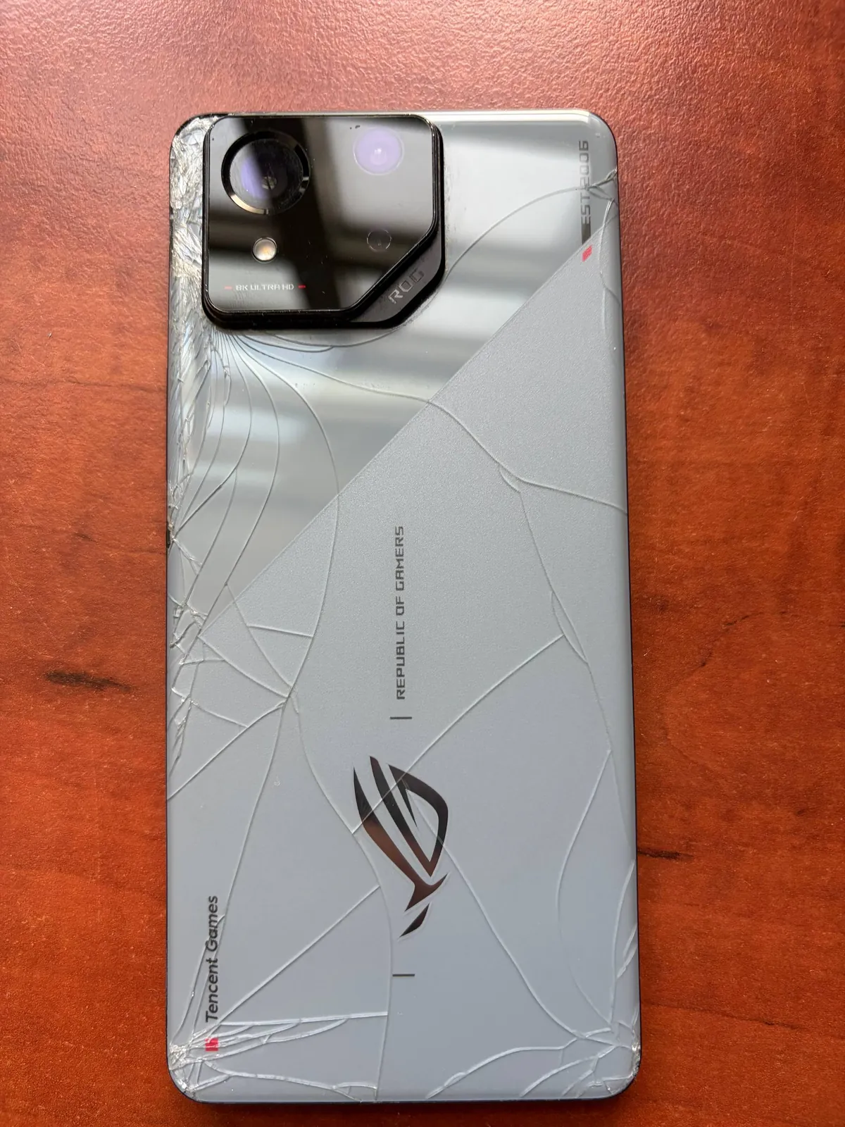 ASUS ROG Phone 8, iPhone 11 и планшет Lenovo Legion 2