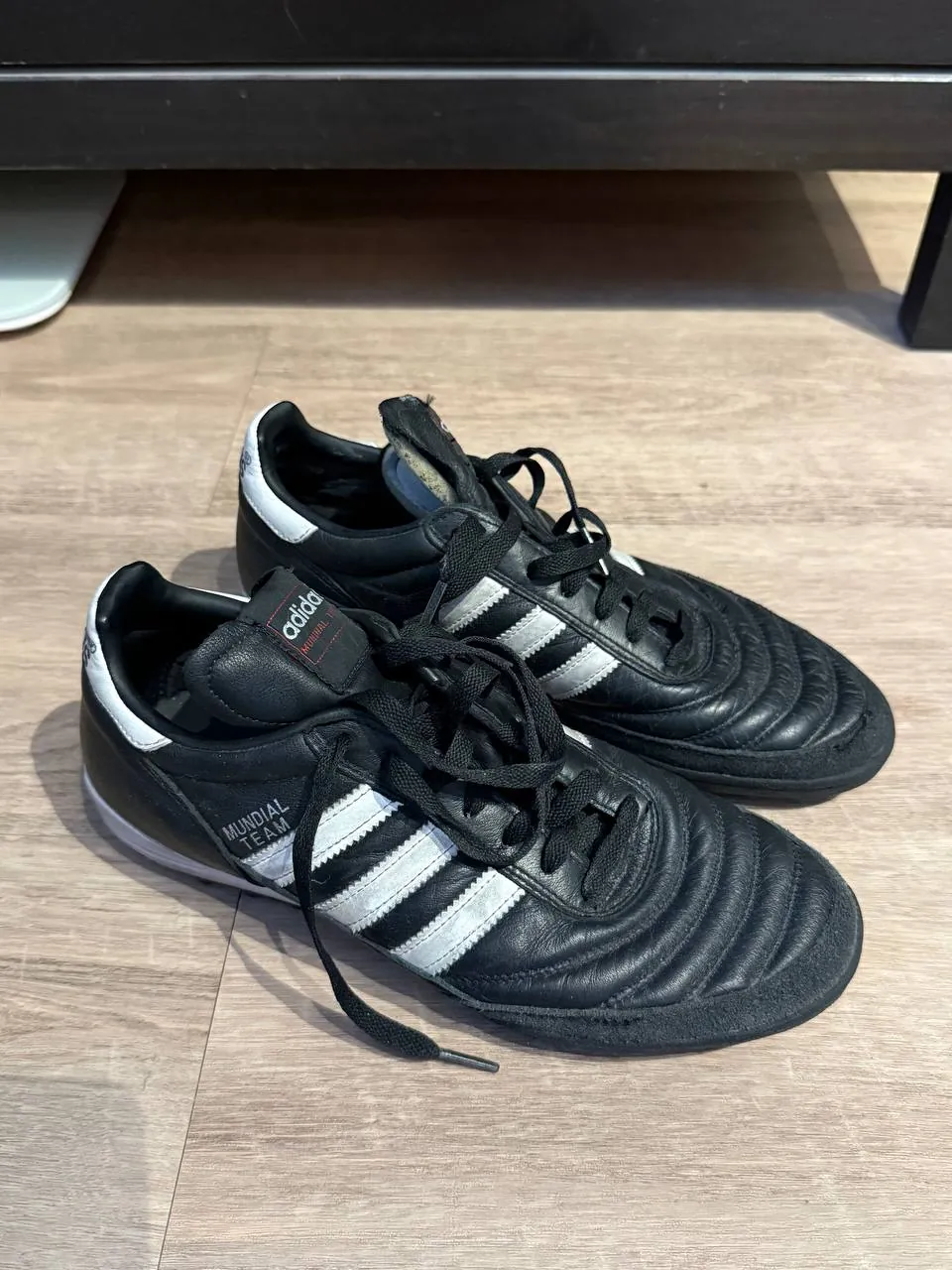 Бутсы Adidas Mundial и кроссовки Nike Flight 1