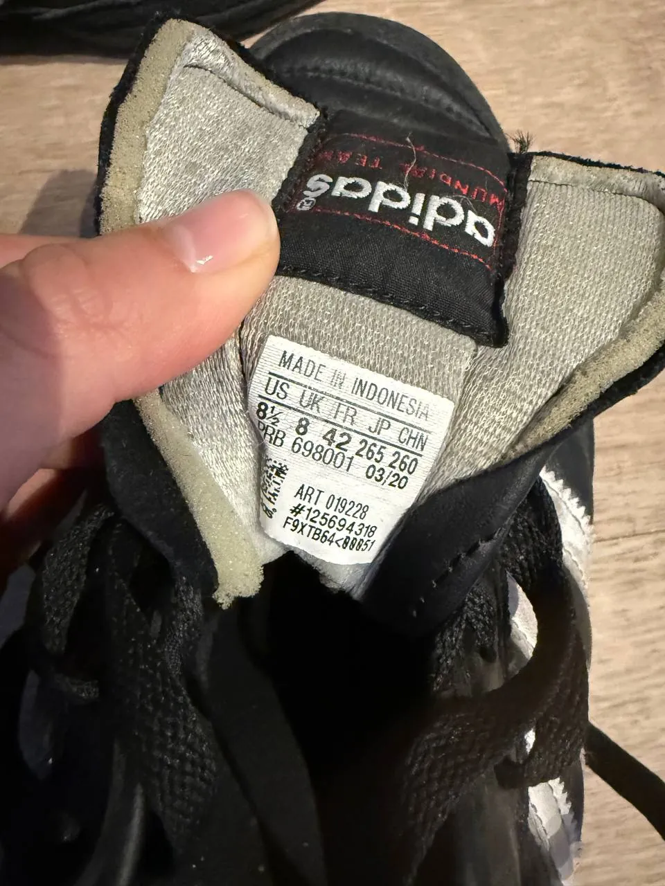 Бутсы Adidas Mundial и кроссовки Nike Flight 3