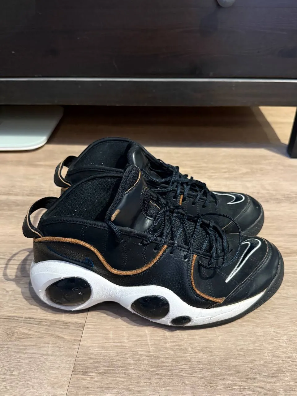 Бутсы Adidas Mundial и кроссовки Nike Flight 8