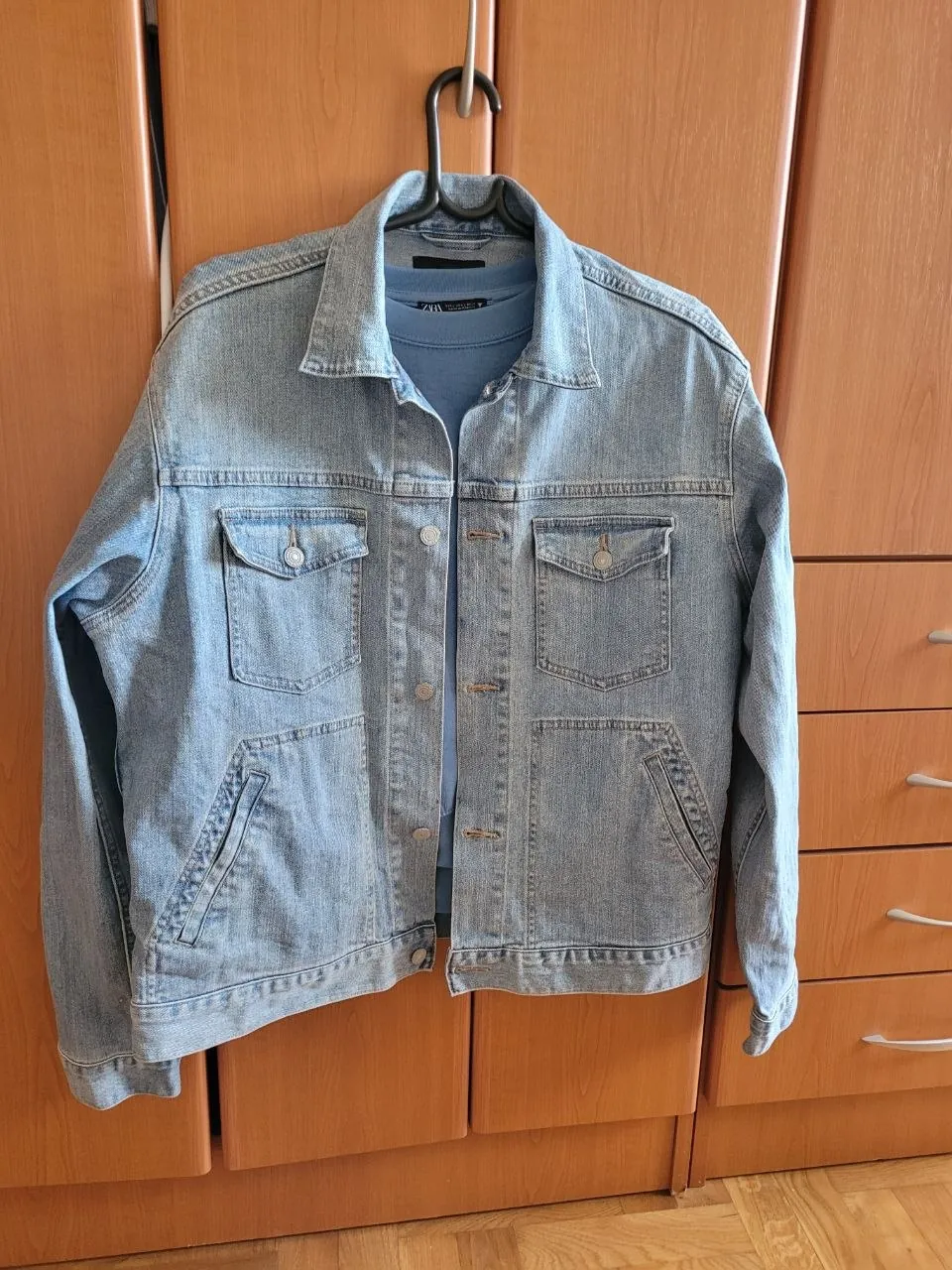 Мужская джинсовая куртка Uniqlo и худи Zara 1