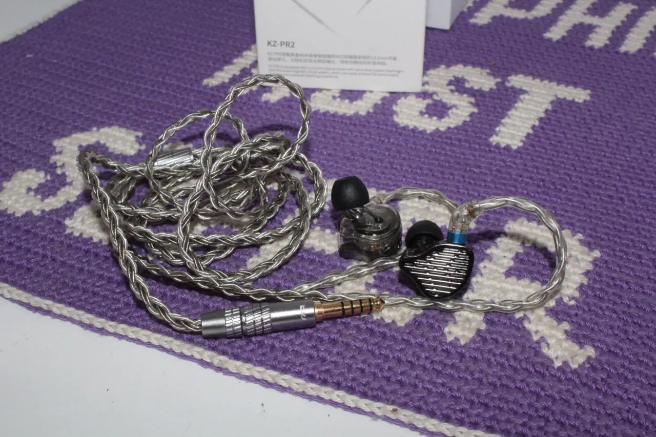 Лот внутриканальных наушников IEM, Земун 2