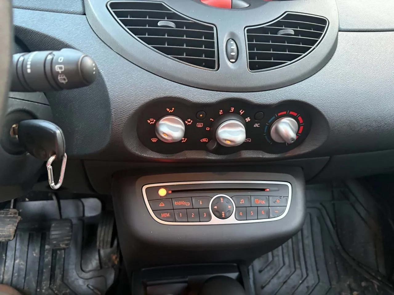 Renault Twingo 1.2 бензин 2011 года 9