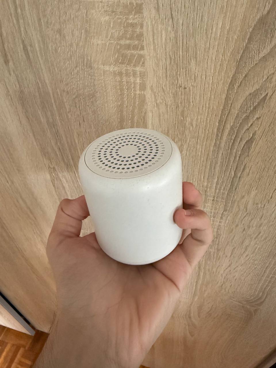 Минималистичная белая Bluetooth-колонка 1