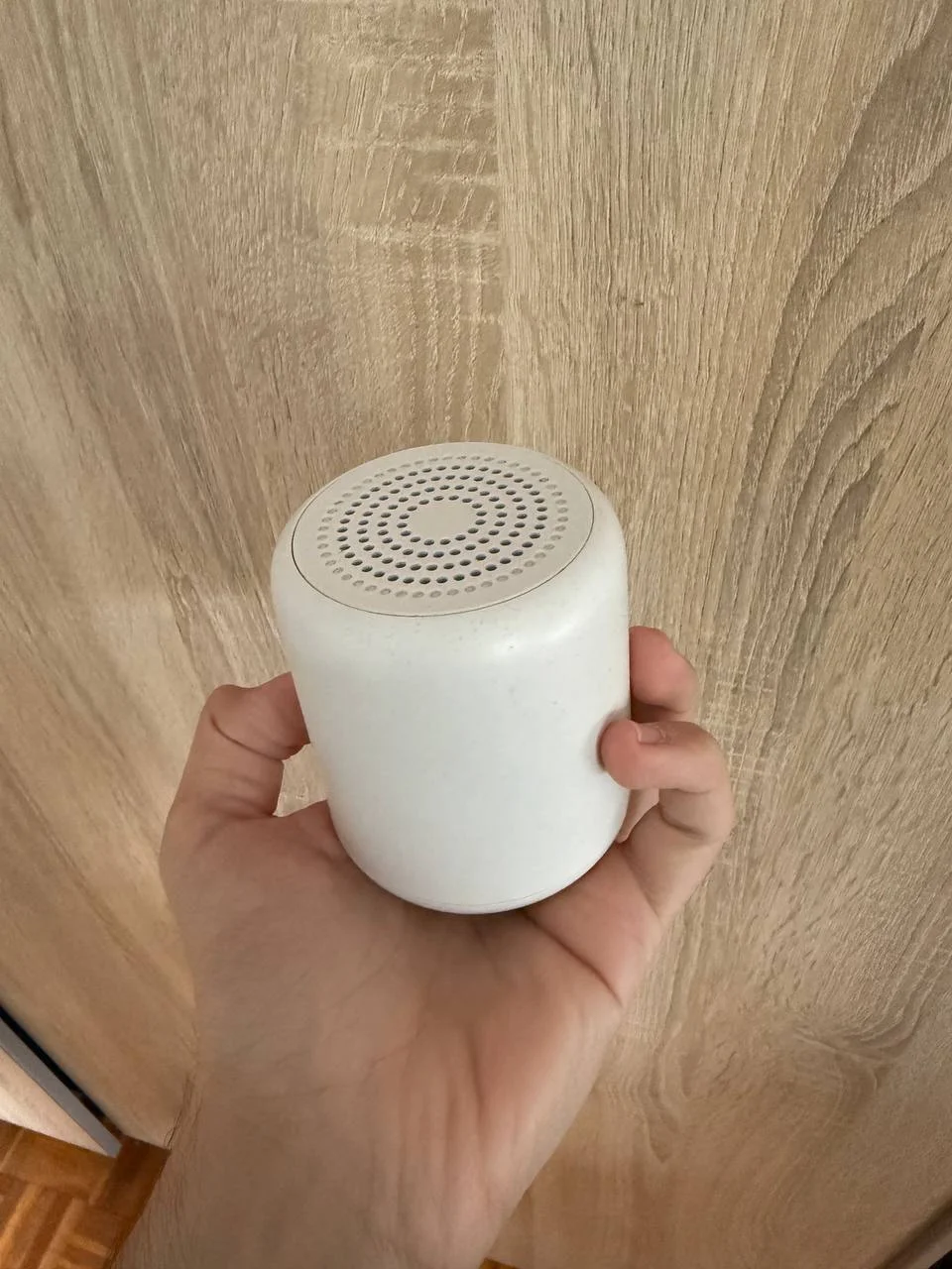 Минималистичная белая Bluetooth-колонка 1