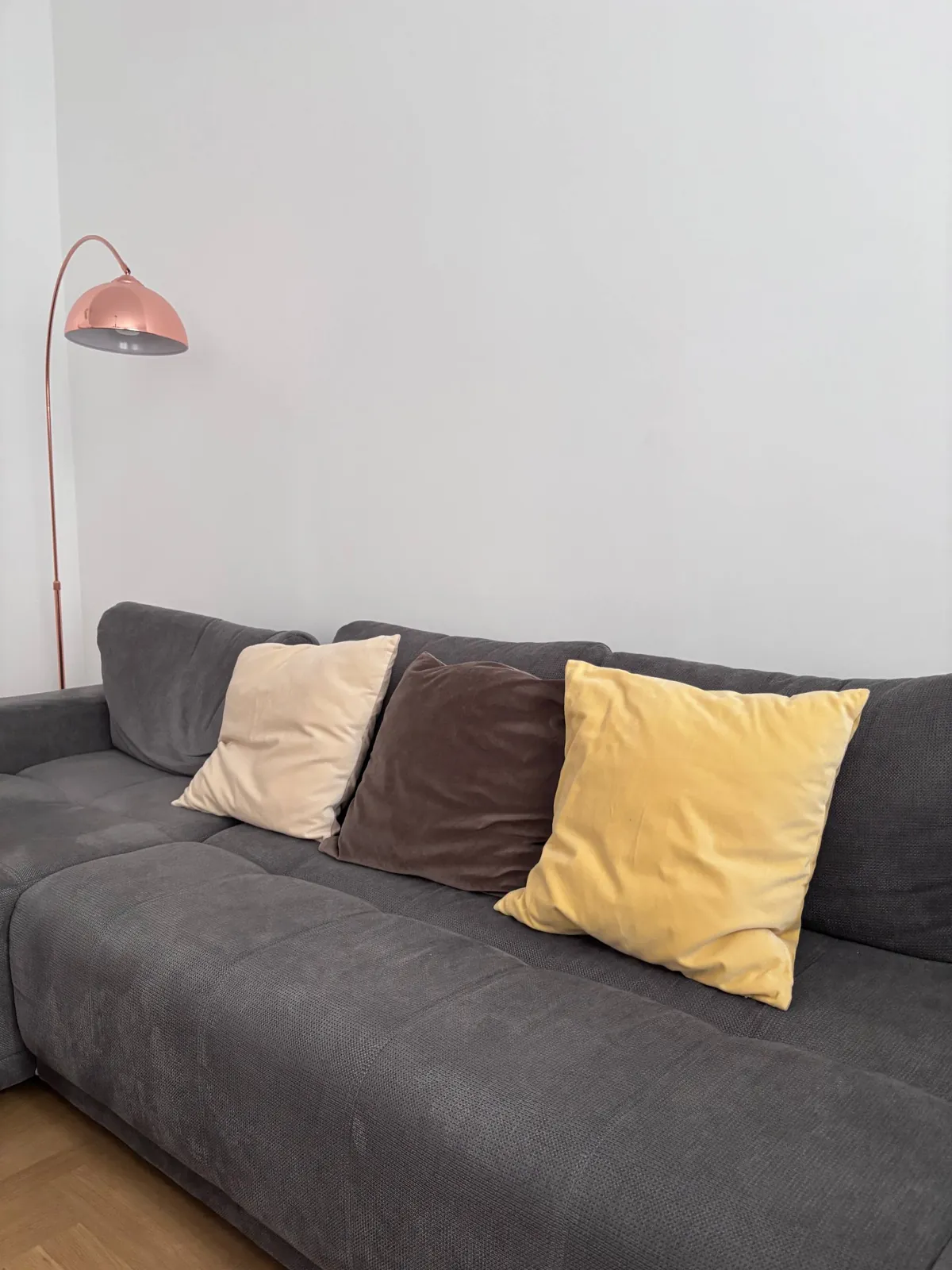 Тарелка, полка для вина и подушки IKEA 8