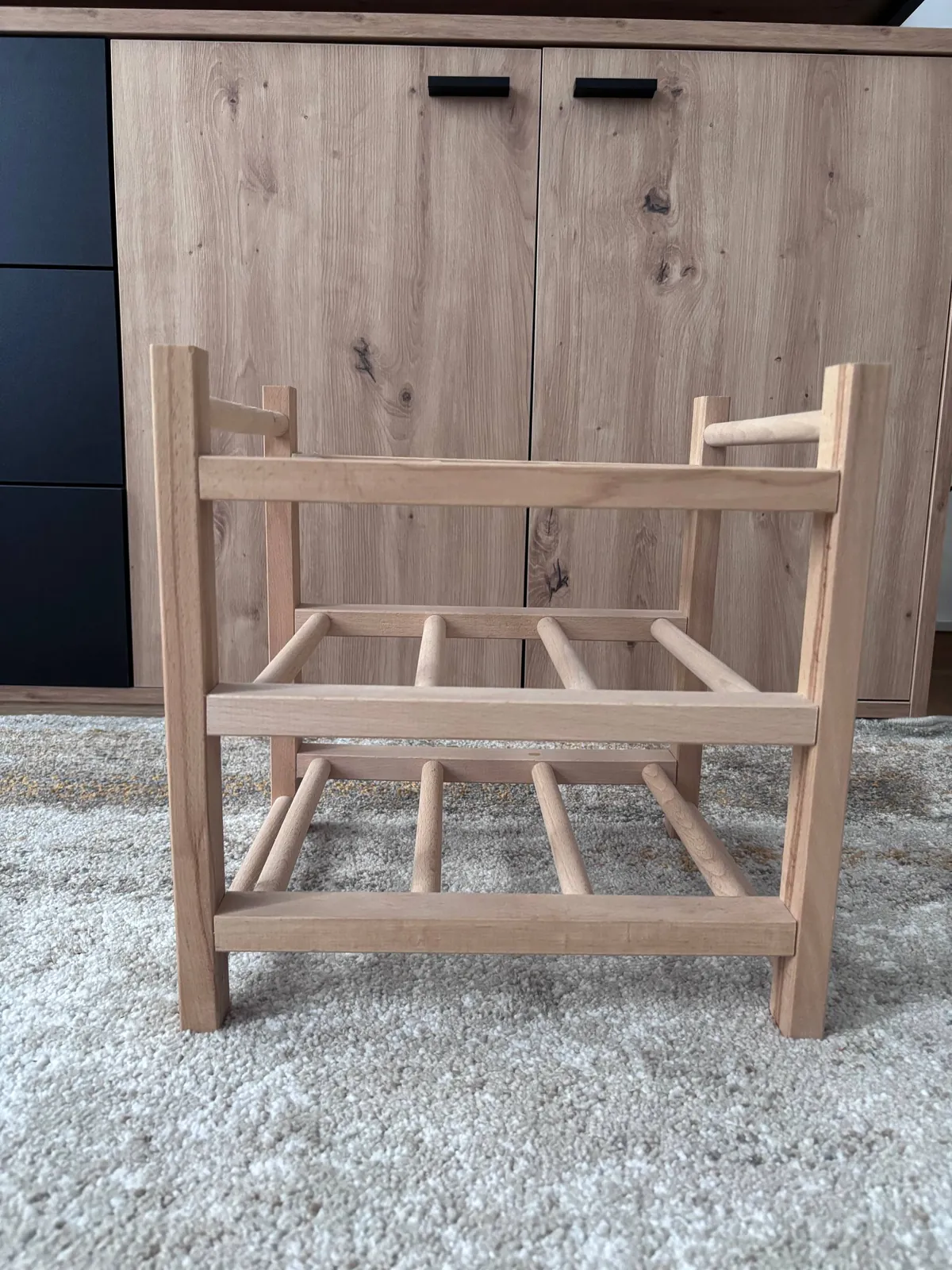 Тарелка, полка для вина и подушки IKEA 3
