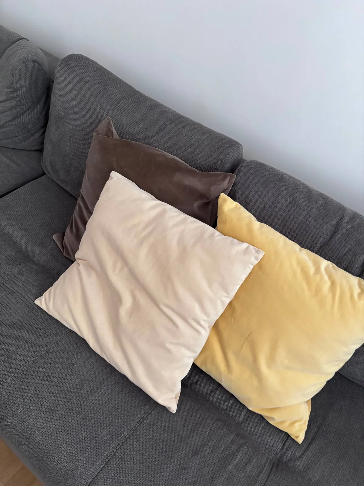 Тарелка, полка для вина и подушки IKEA 6
