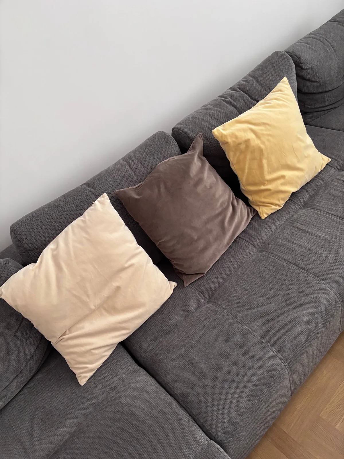 Тарелка, полка для вина и подушки IKEA 7