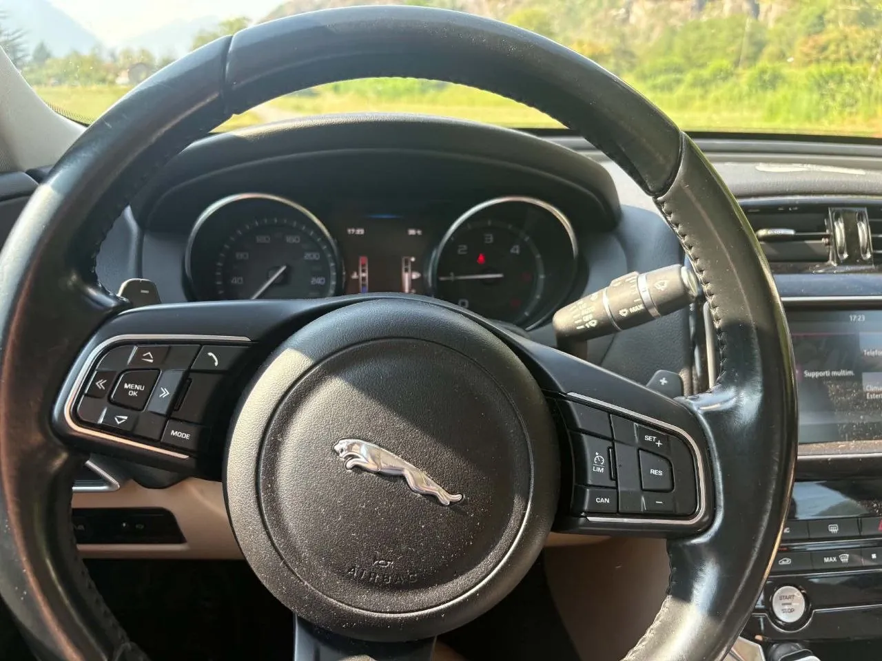 Jaguar XE 20d дизель автомат 2016 10