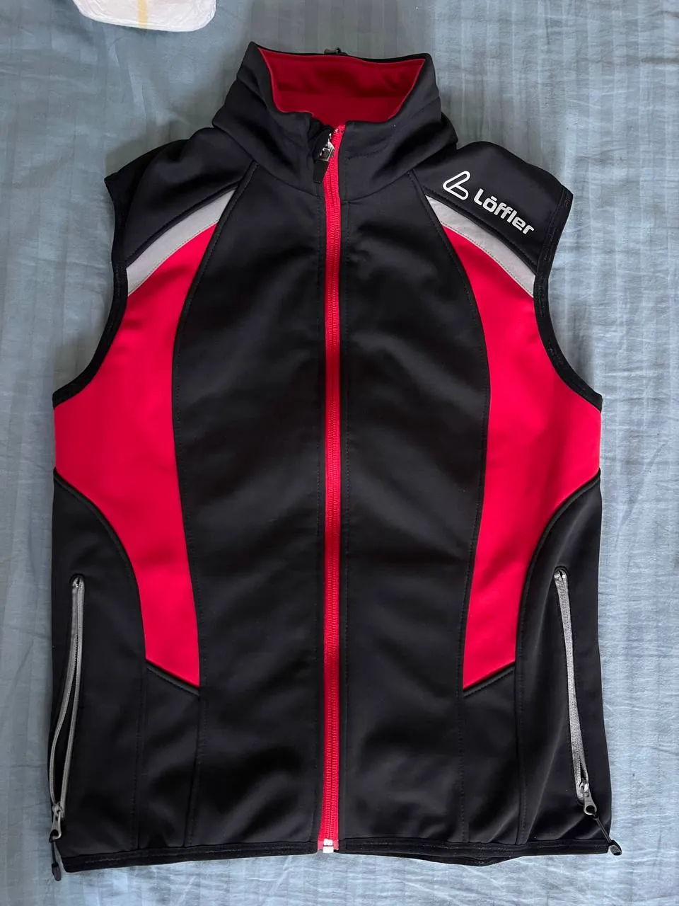 Женская спортивная жилетка Löffler и дождевик Adidas 1