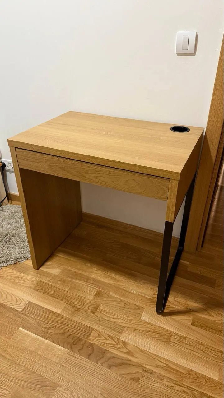 Стол IKEA с выдвижным ящиком 1