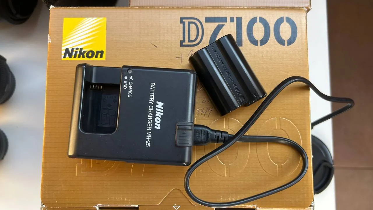 Зеркальный фотоаппарат Nikon D7100 с тремя объективами 8