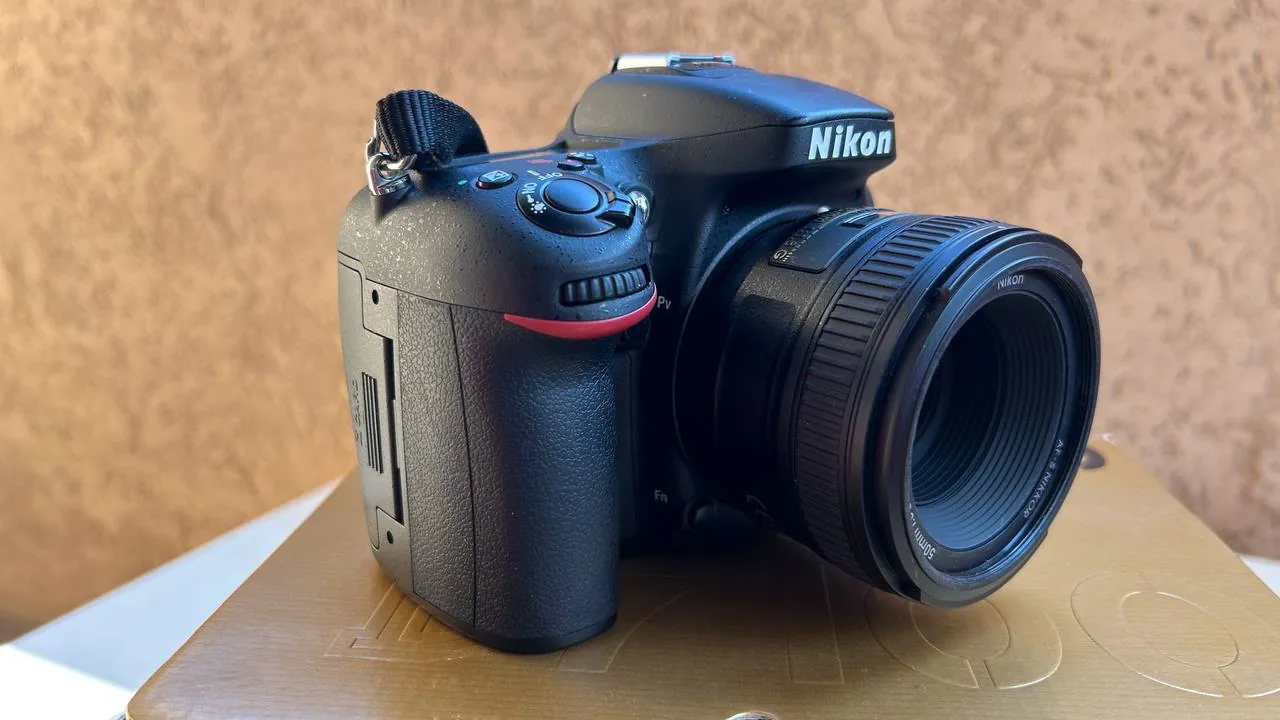 Зеркальный фотоаппарат Nikon D7100 с тремя объективами 9