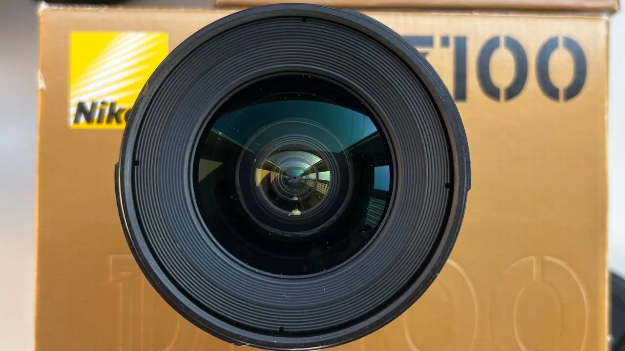 Зеркальный фотоаппарат Nikon D7100 с тремя объективами 5
