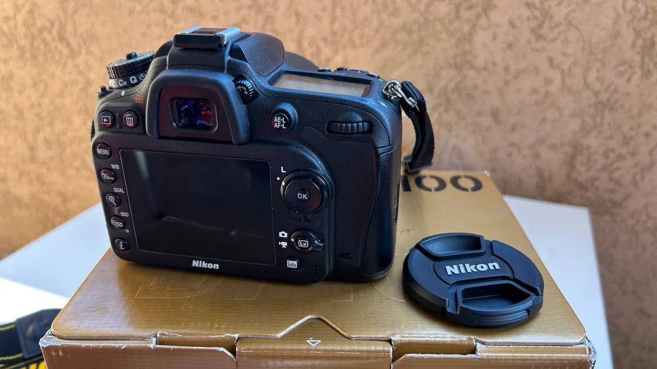 Зеркальный фотоаппарат Nikon D7100 с тремя объективами 7