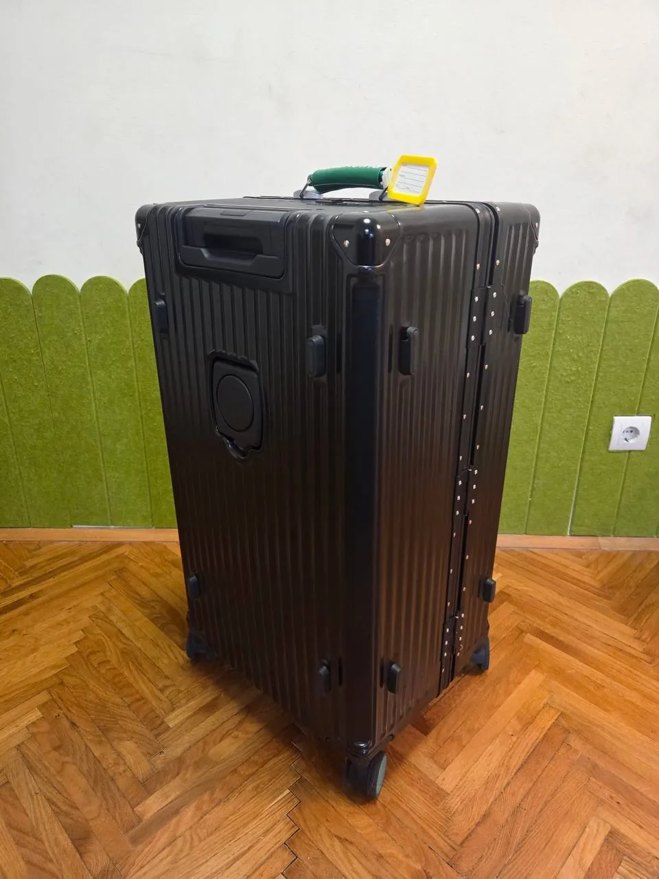 Жёсткий чемодан RUICHENG 80 см 7