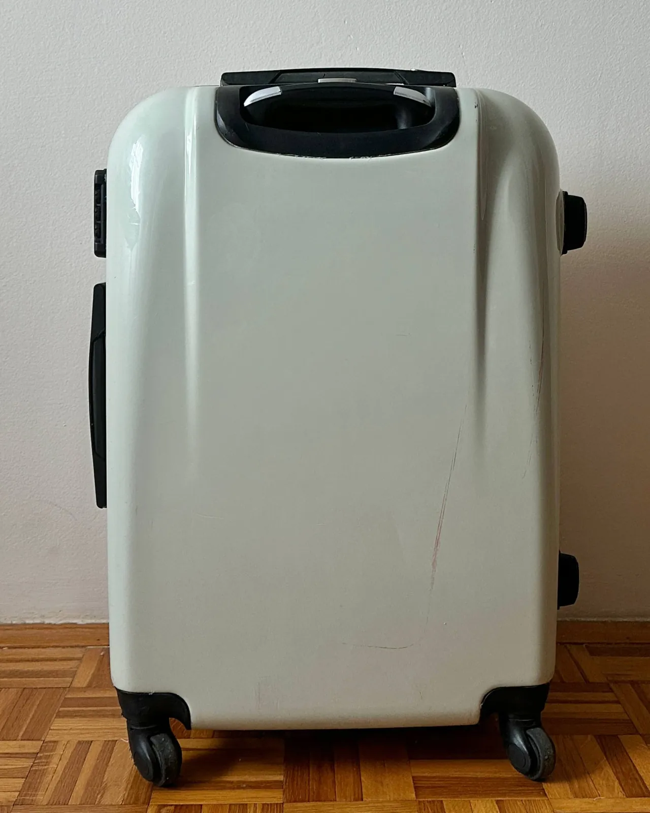 Чемодан M 65x43x26 4