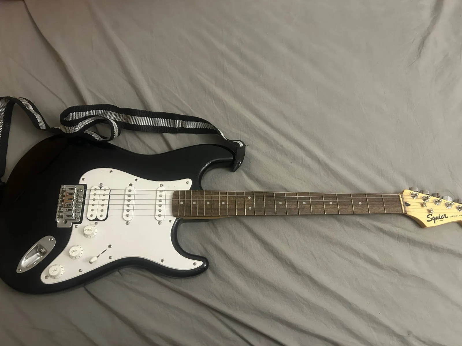 Гитара Squier Bullet Stratocaster почти новая Нови-Сад 1