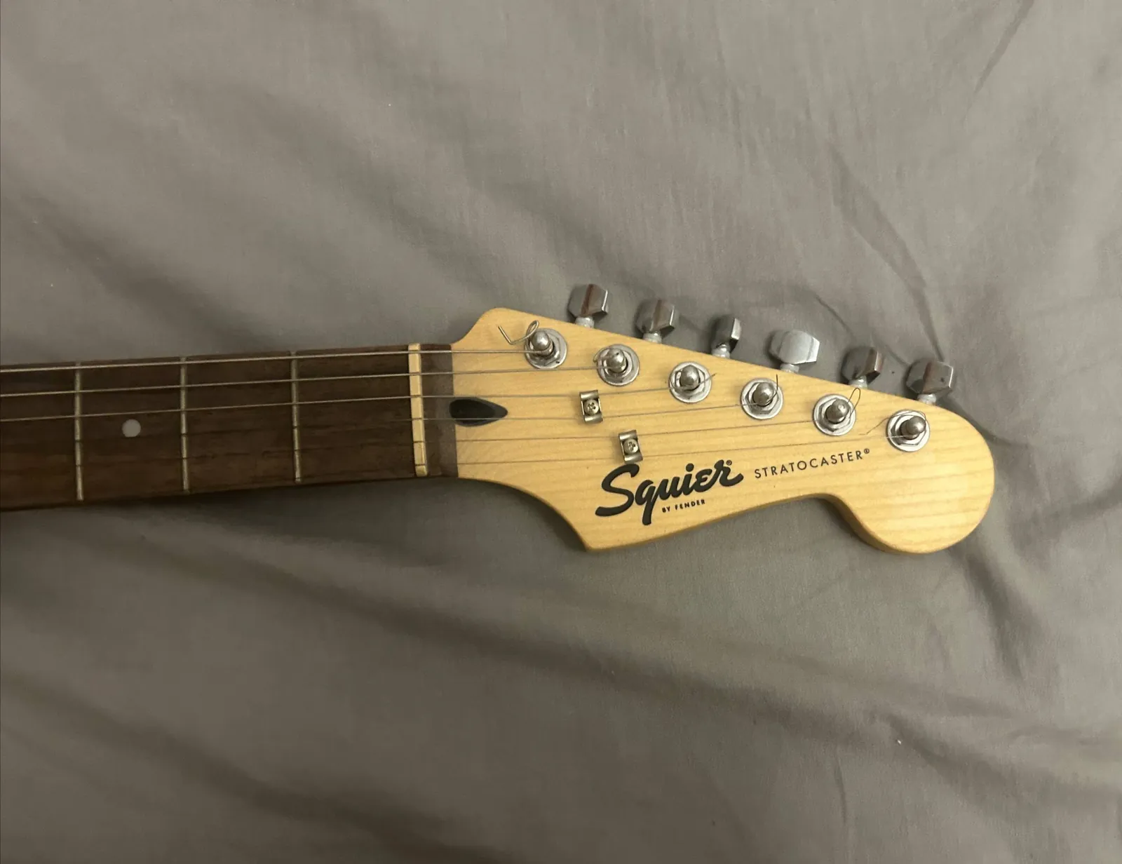 Гитара Squier Bullet Stratocaster почти новая Нови-Сад 2