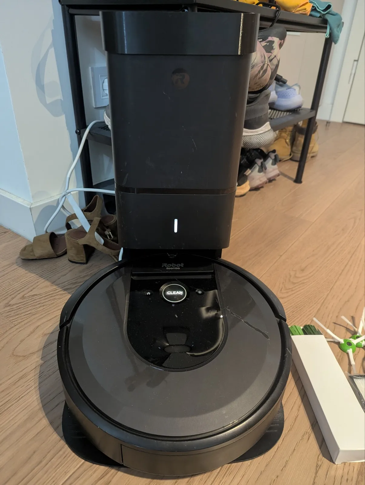 Робот-пылесос iRobot Roomba i7+ со станцией самоочистки 1