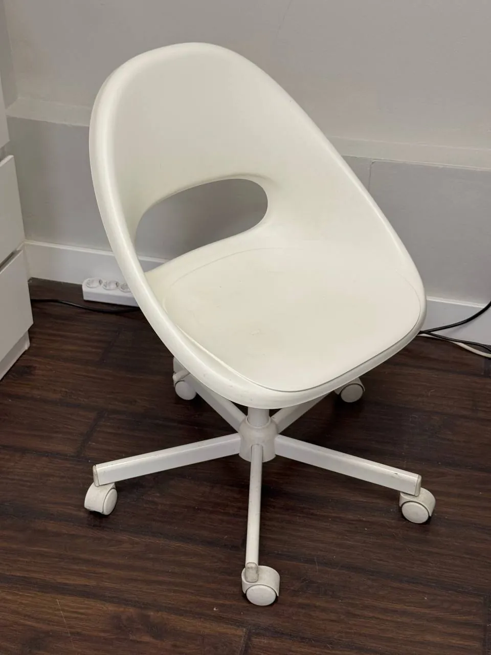 Постер, вешалка и стул IKEA Vračar 3